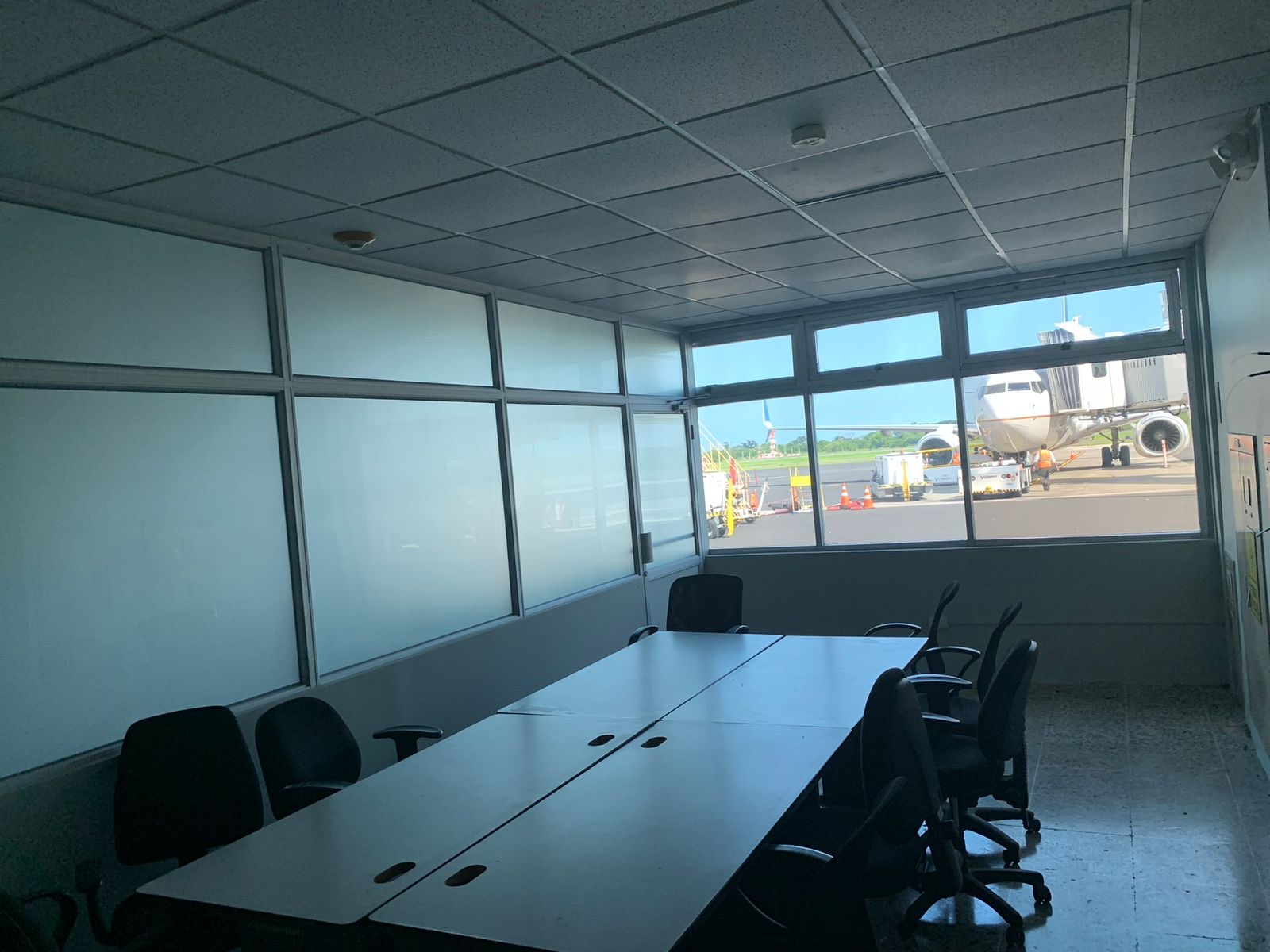 Sala del aeropuerto con película frosted para privacidad