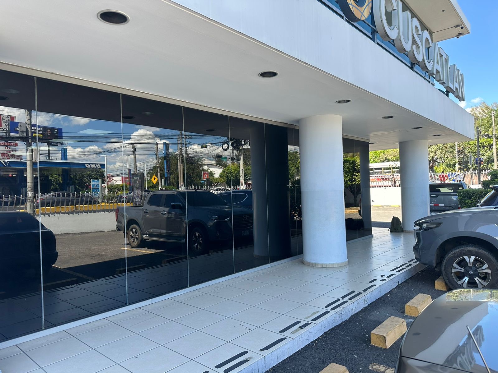 Banco Cuscatlán con película de control solar SmartFilm en entrada