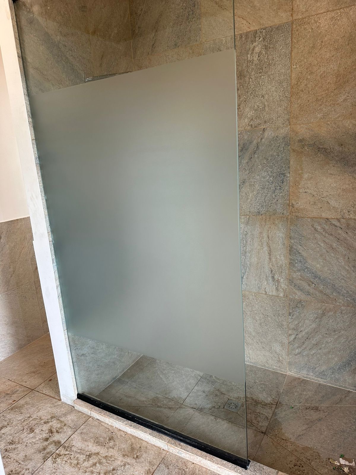 Ducha residencial con película frosted para privacidad