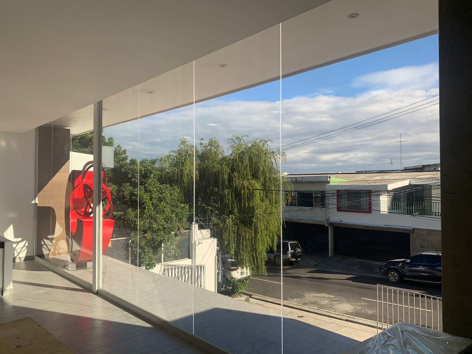 Interior de edificio con película nanocerámica SmartFilm, vista clara al exterior manteniendo rechazo de calor