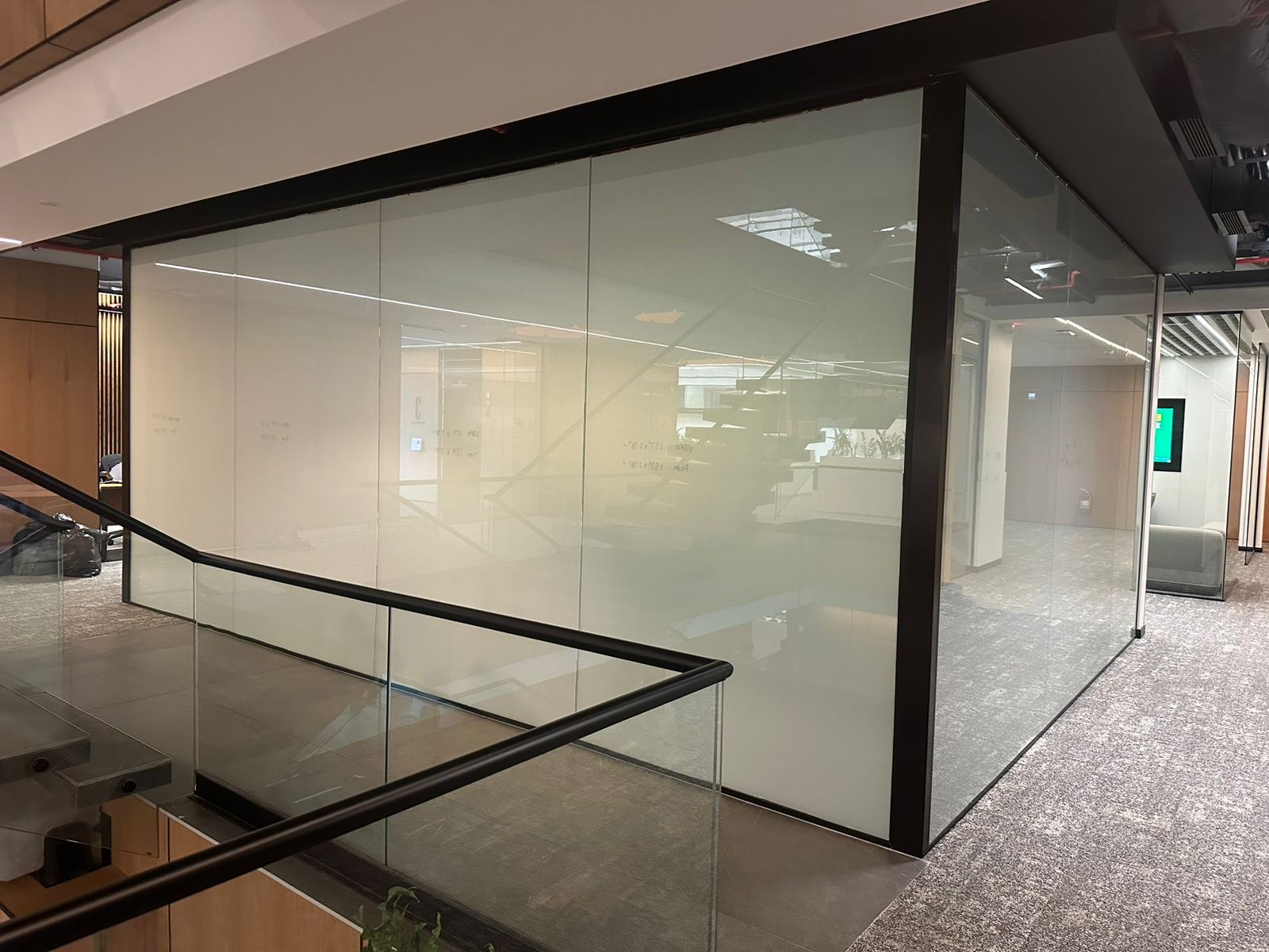 Oficina corporativa con película inteligente PDLC SmartFilm en estado opaco, privacidad instantánea
