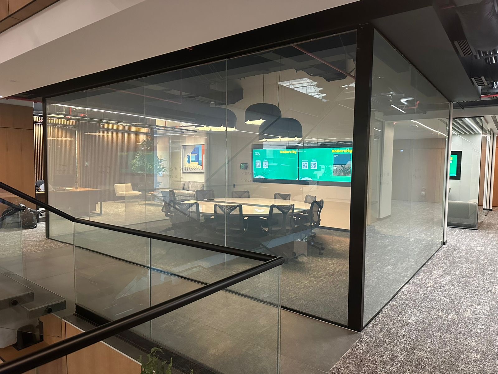 Misma oficina con película PDLC en estado transparente, muestra la transformación instantánea