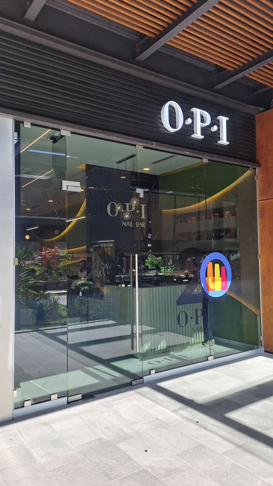 OPI Nail Bar con instalación de película SmartFilm