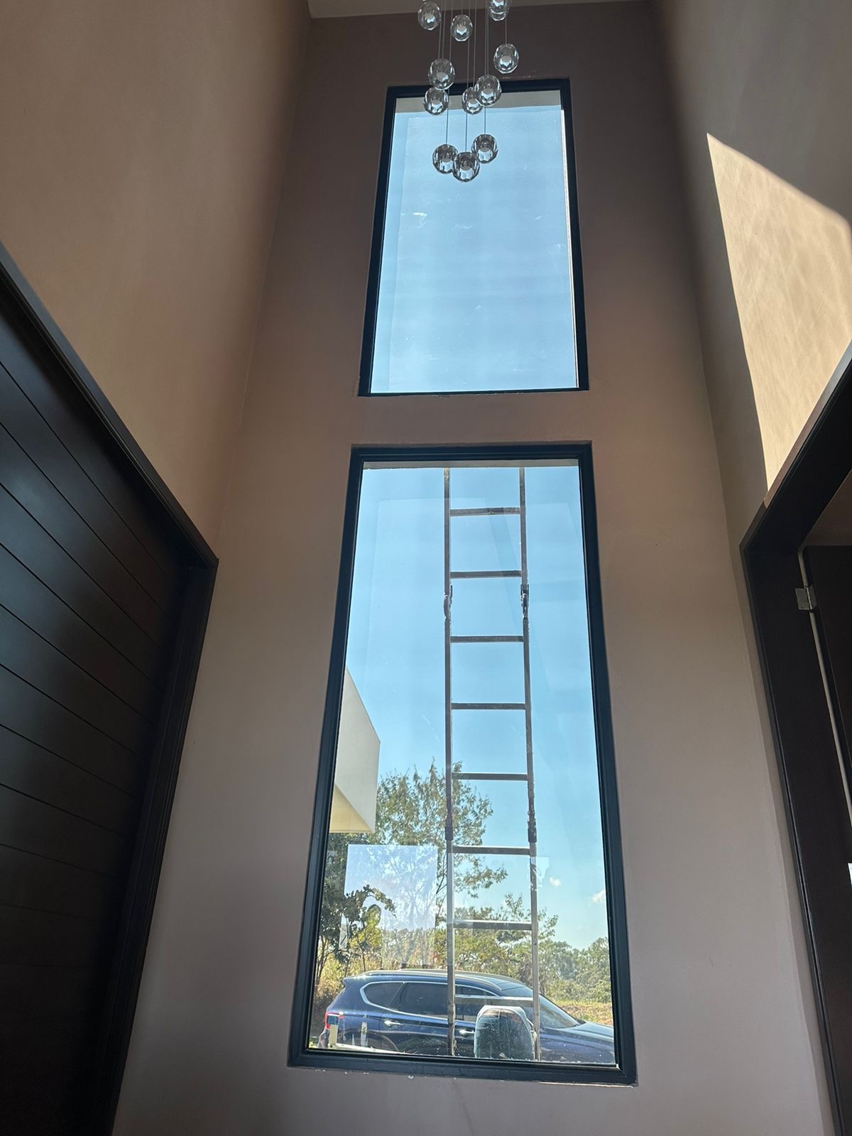 Residencia en Escalón con película nanocerámica SmartFilm en ventanal de doble altura